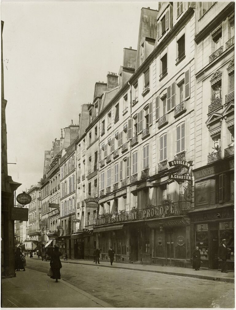 Luxury Paris café experience for affluent travellers