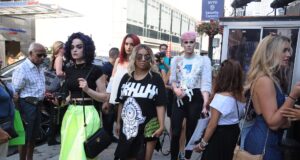 Paris vs New York Fashion Week: Is America Winning the Attention War? Colourful street style crowd outside a New York Fashion Week event