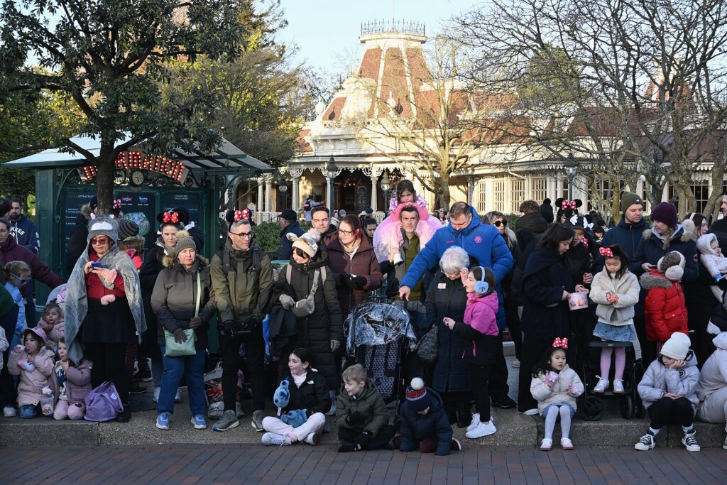 Families waiting for the Disneyland Paris parade on a first visit