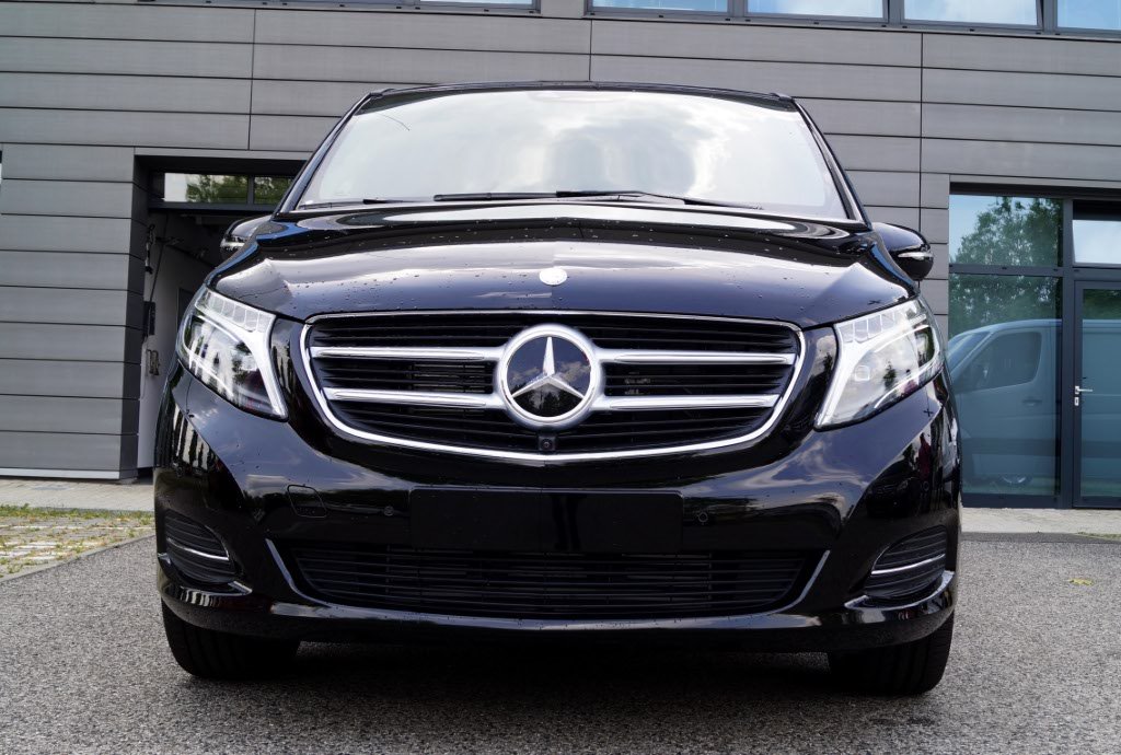 Black Mercedes-Benz V-Class suitable for a family airport transfer in Paris