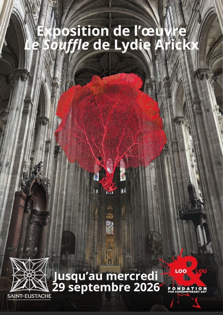 Œuvre monumentale en forme de corail de Lydie Arickx suspendue dans l’église Saint-Eustache à Paris