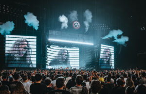 Calendrier des concerts à Paris 2026 : les plus grands concerts, festivals et spectacles complets A packed Plenitude Arena during a major live concert in Paris in 2026
