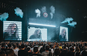 Calendrier des concerts à Paris 2026 : les plus grands concerts, festivals et spectacles complets A packed Plenitude Arena during a major live concert in Paris in 2026