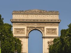 France Tourism 2030: The Race for €100 Billion — Can France Stay the World’s Leading Destination? Champs-Élysées and Arc de Triomphe illustrating the France Tourism 2030 strategy