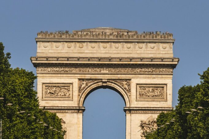 Champs-Élysées and Arc de Triomphe for France Tourism 2030 Champs-Élysées and Arc de Triomphe illustrating the France Tourism 2030 strategy