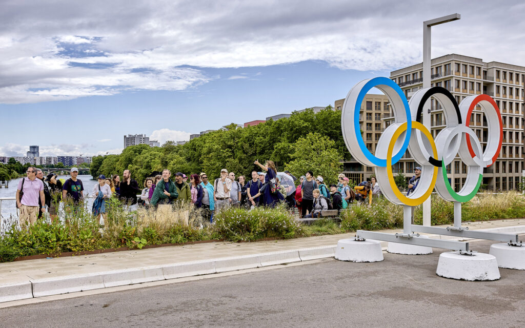 Participants découvrant les sites de l’héritage des Jeux de Paris 2024 lors d’une marche urbaine guidée