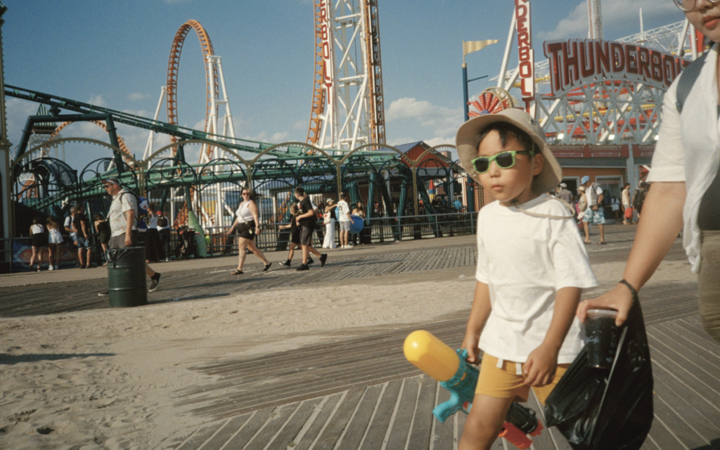 Visiteuse devant l’exposition photographique Coney Island Queen sur les berges de Seine à Paris