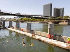 10 activités gratuites à Paris cet été 2026 : baignade dans la Seine, cinéma en plein air et expériences secrètes Swimmers at the Bercy Seine bathing site with the Bibliothèque nationale de France in view
