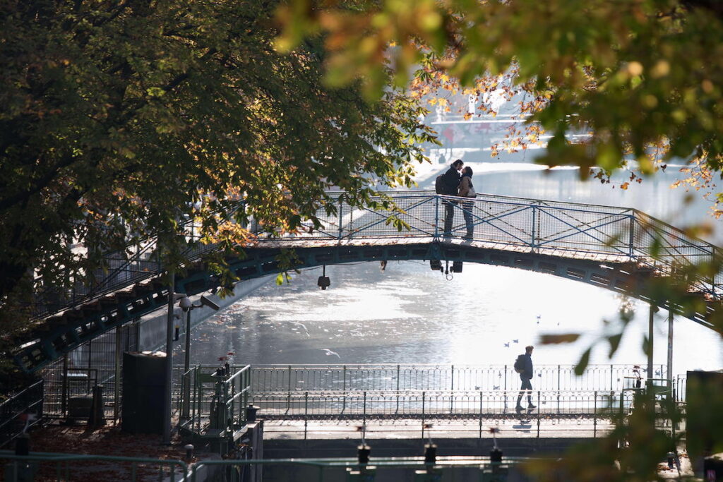 Deux personnes sur une passerelle au-dessus du canal Saint-Martin à Paris