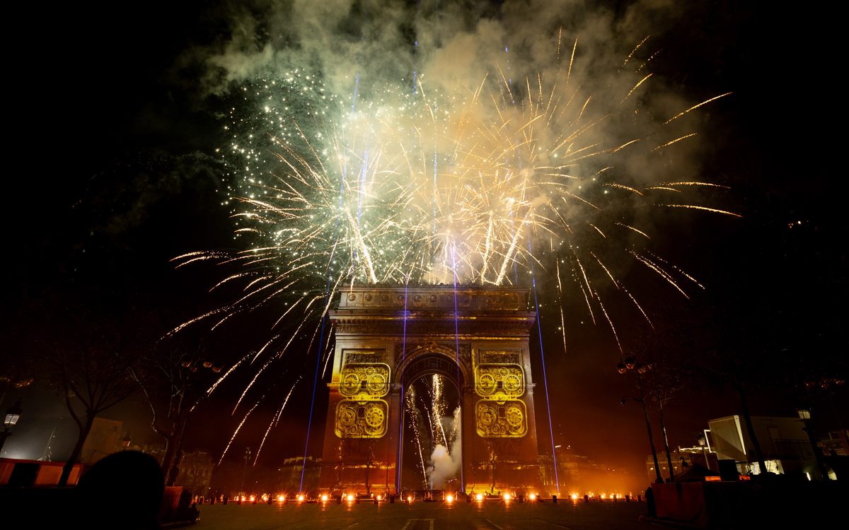 Arc de Triomphe et visiteurs sur les Champs-Élysées au début de 2026 à Paris