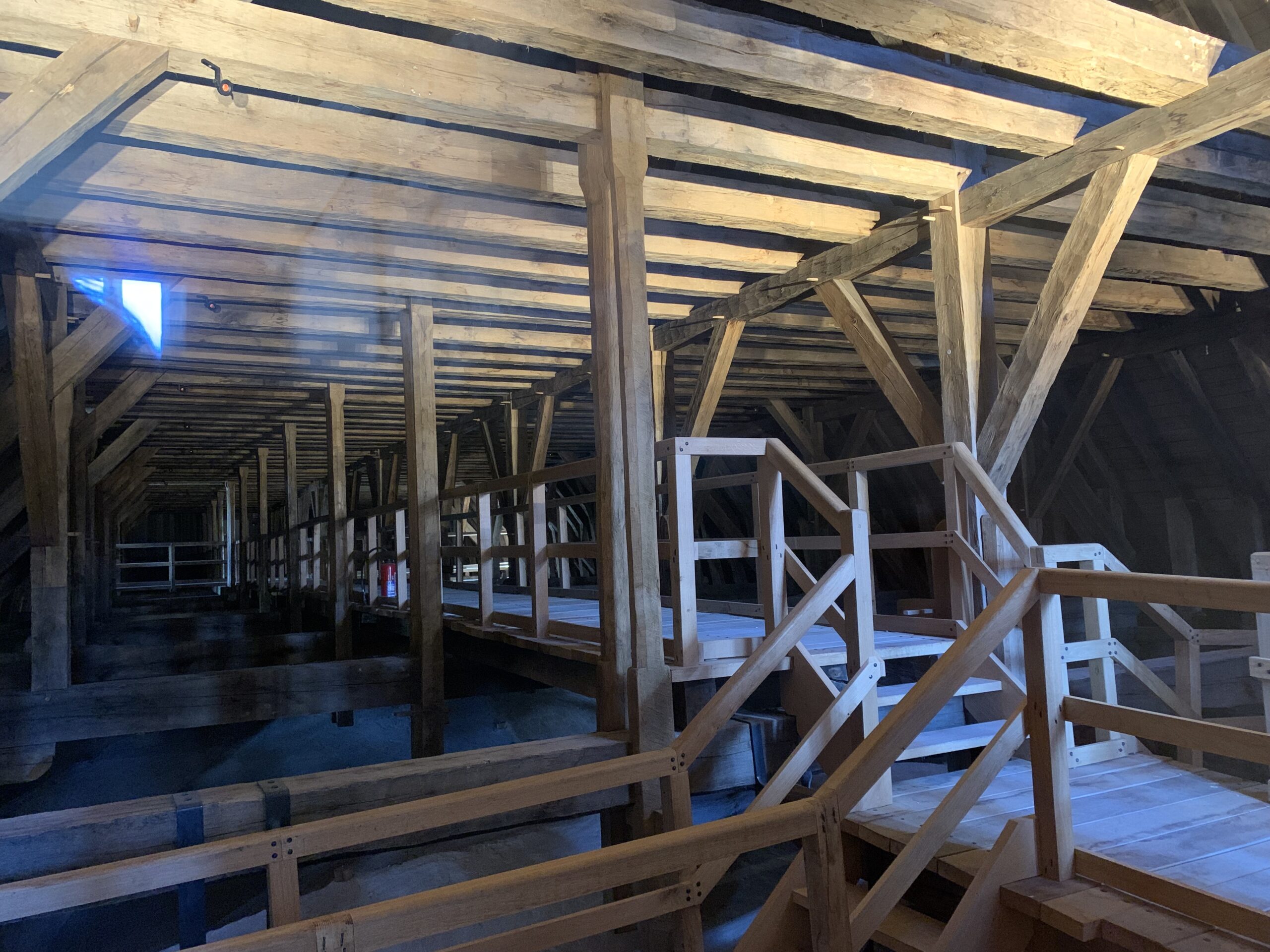 Charpente en chêne reconstruite appelée la forêt de Notre-Dame de Paris