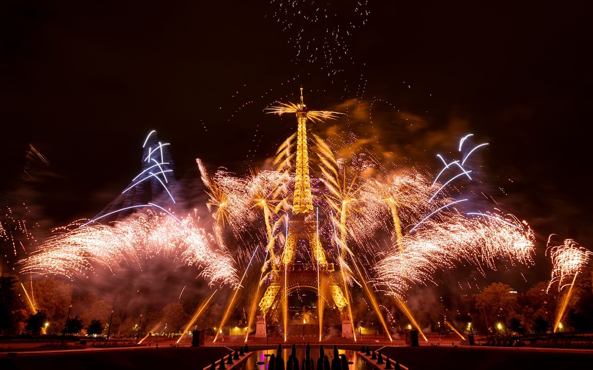 Tour Eiffel illuminée pendant le spectacle parisien du 13 juillet 2026