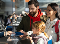 Europe’s New Border Rules: Complete EES & ETIAS Guide for Travelers and Tour Operators (2026–2027) عائلة تقدم جوازات السفر عند نقطة حدود أوروبية ضمن نظام الدخول والخروج EES