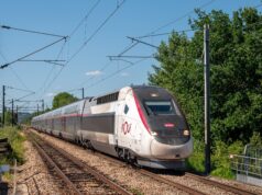 First Trip to France: Perfect 7, 10 & 14-Day Itineraries for 2026 قطار TGV حديث لبرنامج الرحلة الأولى إلى فرنسا لمدة 7 أو 10 أو 14 يومًا