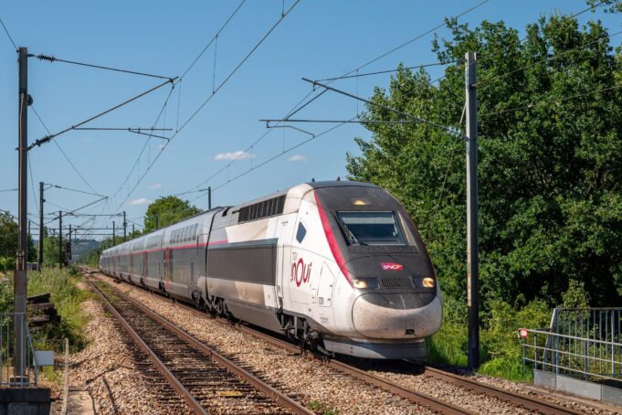 الرحلة الأولى إلى فرنسا بالقطار السريع — برنامج 2026 قطار TGV حديث لبرنامج الرحلة الأولى إلى فرنسا لمدة 7 أو 10 أو 14 يومًا