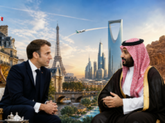 فرنسا × السعودية: لماذا تبقى فرنسا مهمة للسفر والأعمال والاستثمار السعودي؟ رسم تحريري لإيمانويل ماكرون ومحمد بن سلمان يربط باريس والرياض والعلا عبر السياحة والاستثمار.