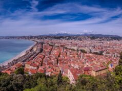 French Riviera 2026: The Essential Guide to Nice, Cannes, Monaco & Saint-Tropez إطلالة بانورامية على ساحل نيس لدليل الريفييرا الفرنسية 2026