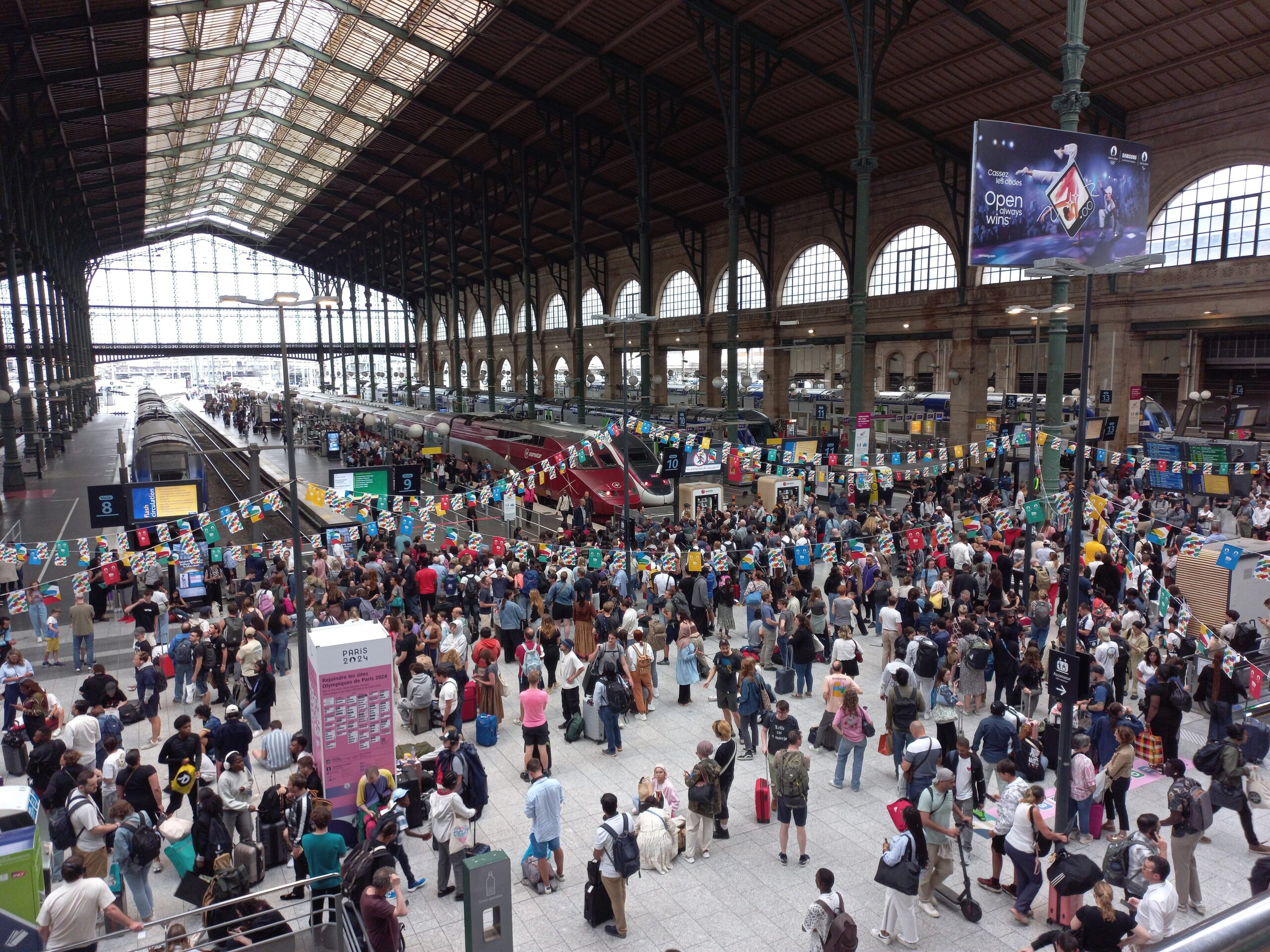 ازدحام ردهة Gare du Nord في باريس بالمسافرين الدوليين والحقائب ذات العجلات