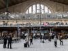 700 € pour porter des valises ? Le témoignage d’une voyageuse du Golfe à la Gare du Nord Gare du Nord luggage safety at Hall 2 with Eurostar travellers, luggage and station security nearby