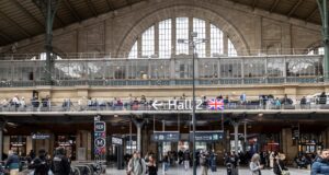 700 € pour porter des valises ? Le témoignage d’une voyageuse du Golfe à la Gare du Nord Gare du Nord luggage safety at Hall 2 with Eurostar travellers, luggage and station security nearby