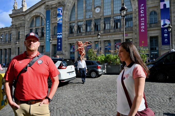 واجهة محطة Gare du Nord في باريس مع أفراد أمن أمام مدخل المحطة الدولية