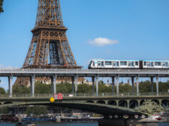 Se déplacer à Paris en 2026 : métro, taxi, VTC ou chauffeur privé ? مترو باريس على الخط السادس يعبر جسر بير حكيم أمام برج إيفل عام 2025