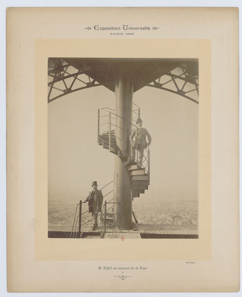 Gustave Eiffel et un groupe de visiteurs au sommet de la tour Eiffel en 1889