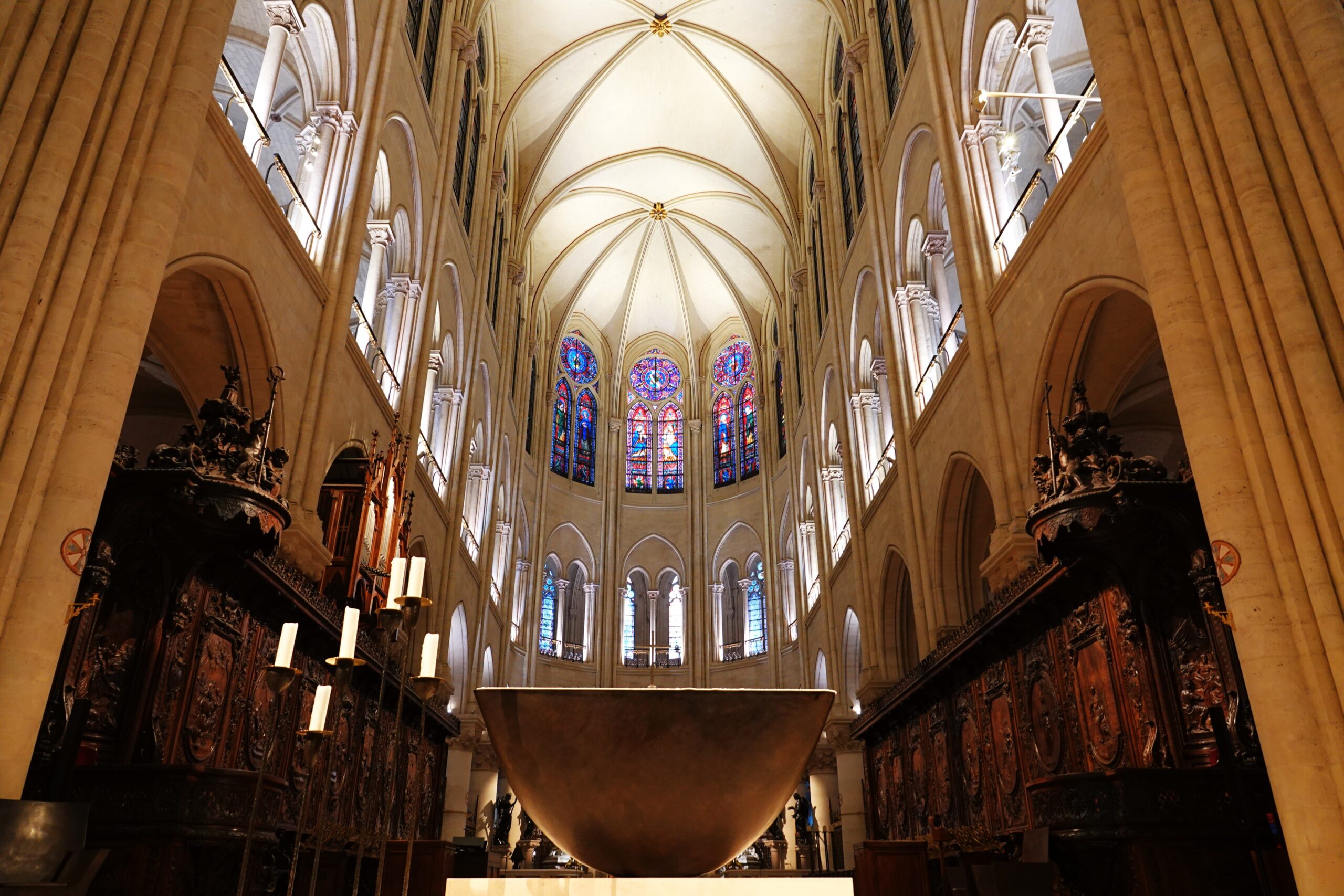 Chœur lumineux et intérieur restauré de Notre-Dame de Paris après la réouverture