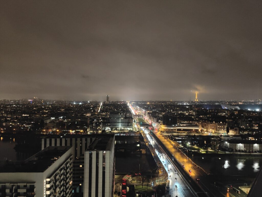 Vue sur La Défense et vers Paris depuis le salon d'un hôtel d'affaires