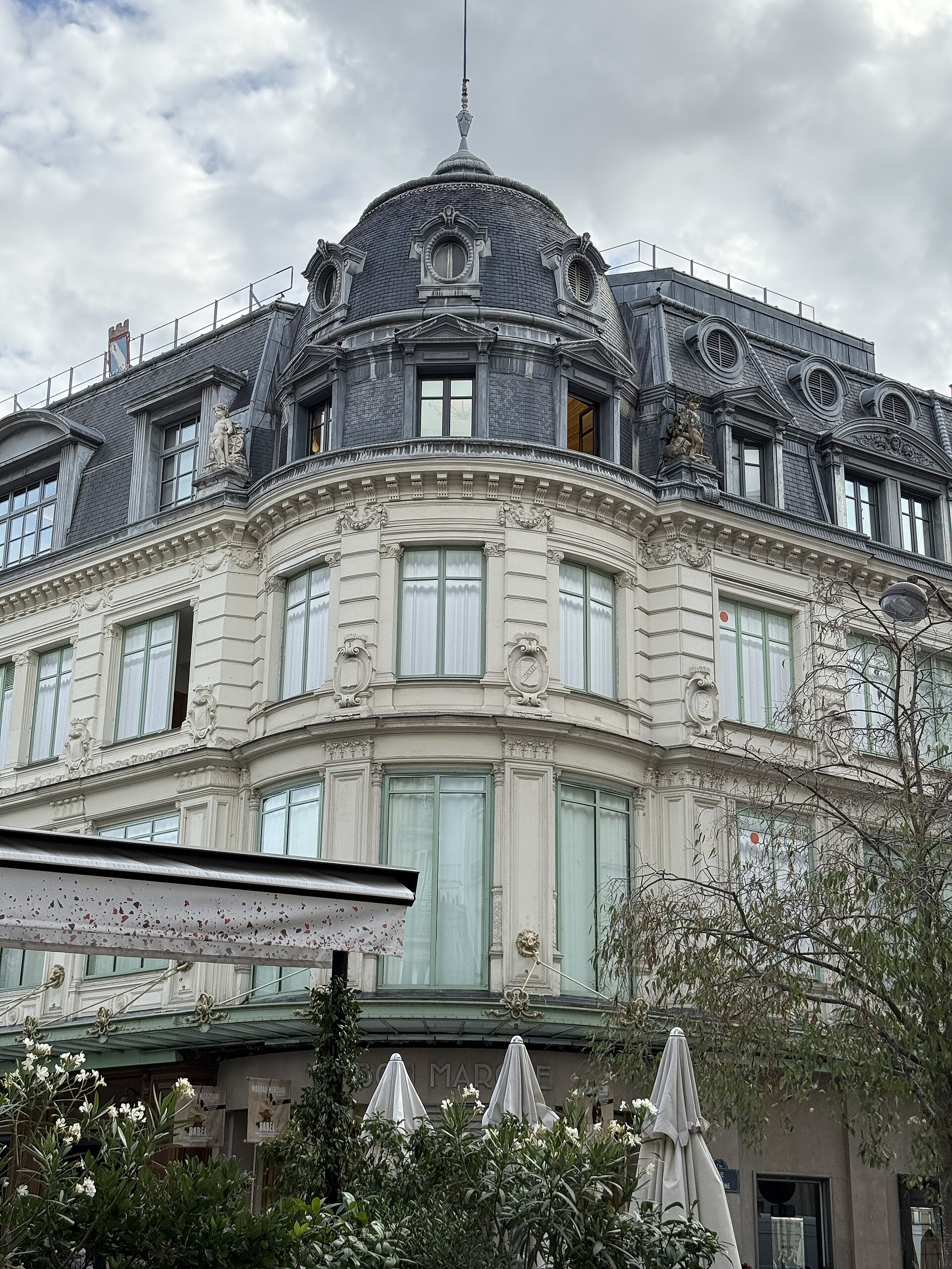 Façade historique du grand magasin Le Bon Marché Rive Gauche à Paris