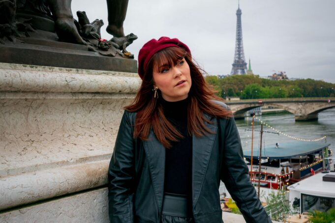 Meilleure période pour visiter Paris — automne Visiteuse élégante près de la Tour Eiffel pendant l’automne à Paris