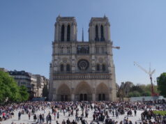 La nuit où Notre-Dame a failli s’effondrer : le feu et 860 ans de résistance Notre-Dame de Paris restaurée et visiteurs sur le parvis après la réouverture