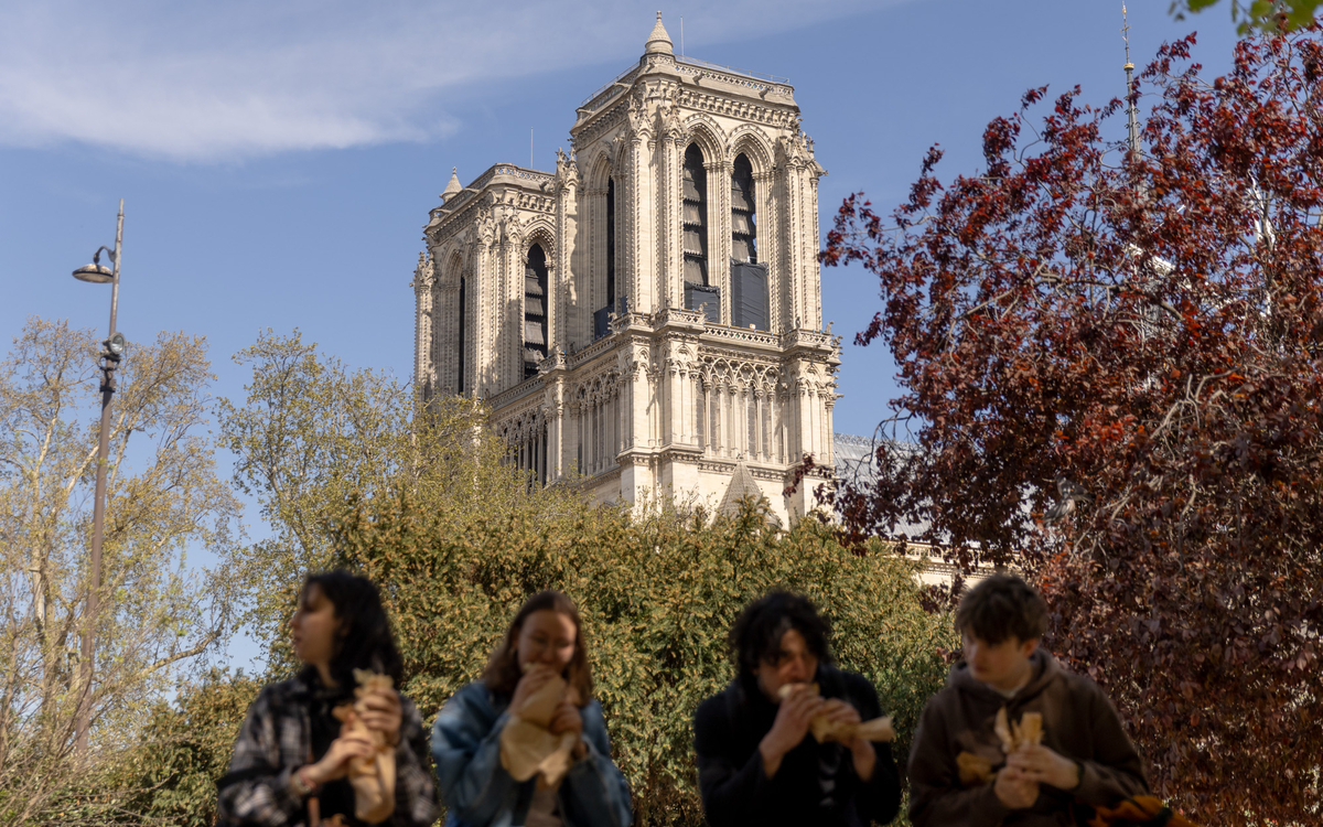 Visiteurs sur le parvis de Notre-Dame après sa réouverture à Paris en 2025