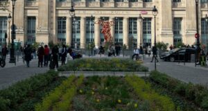 Il avait réservé un quatre-étoiles à Paris… À l’arrivée, il a demandé : « Où est le Paris que je suis venu voir ? » Voyageurs devant la gare du Nord pour illustrer le choix du quartier où loger à Paris