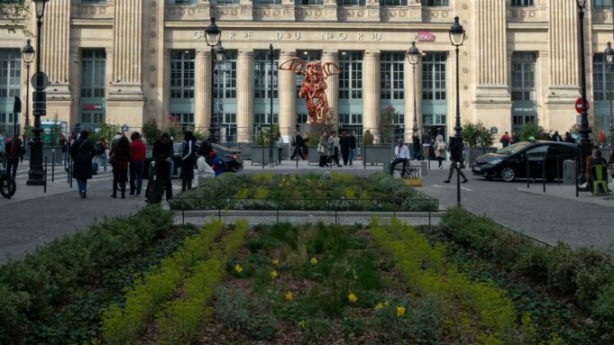Où loger à Paris — arrivée gare du Nord Voyageurs devant la gare du Nord pour illustrer le choix du quartier où loger à Paris