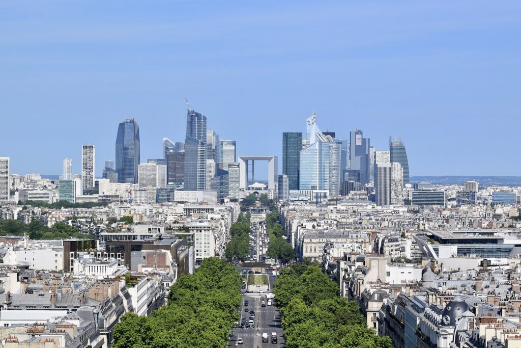 Quartier d’affaires de La Défense vu à travers Paris