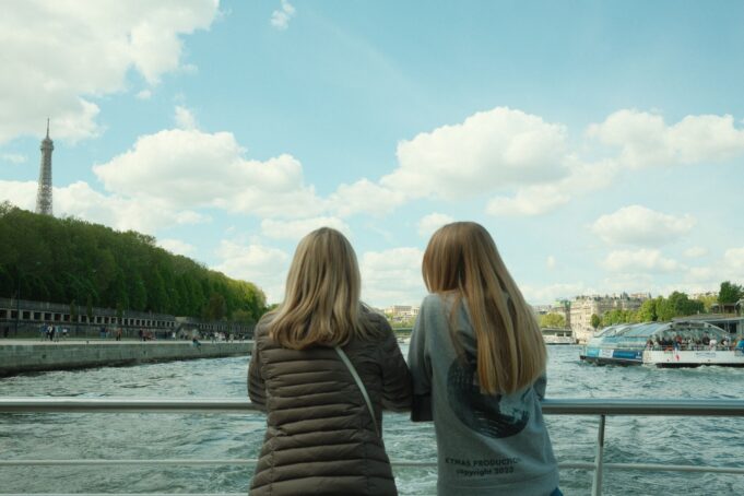 Paris en deux jours — Tour Eiffel et Seine Deux voyageurs admirant la Tour Eiffel depuis la Seine pendant un itinéraire de deux jours à Paris