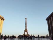 Where to Go in Paris in the Evening? The Perfect Night Out for Young Travellers and Families Travellers at Trocadéro facing the Eiffel Tower during a Paris evening itinerary