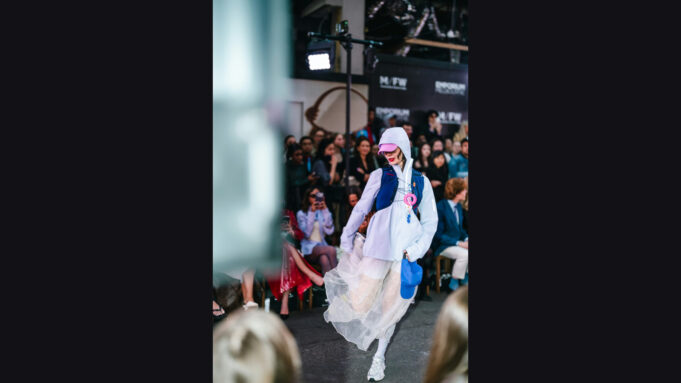 Paris Fashion Week SS27 — runway hero 16:9 Mannequin en pleine silhouette sur un podium éclairé pendant la Fashion Week de Paris