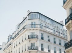 Qui achète les hôtels parisiens ? Les investisseurs qui redessinent l’hôtellerie de la capitale Un hôtel parisien dans une rue centrale animée en 2025