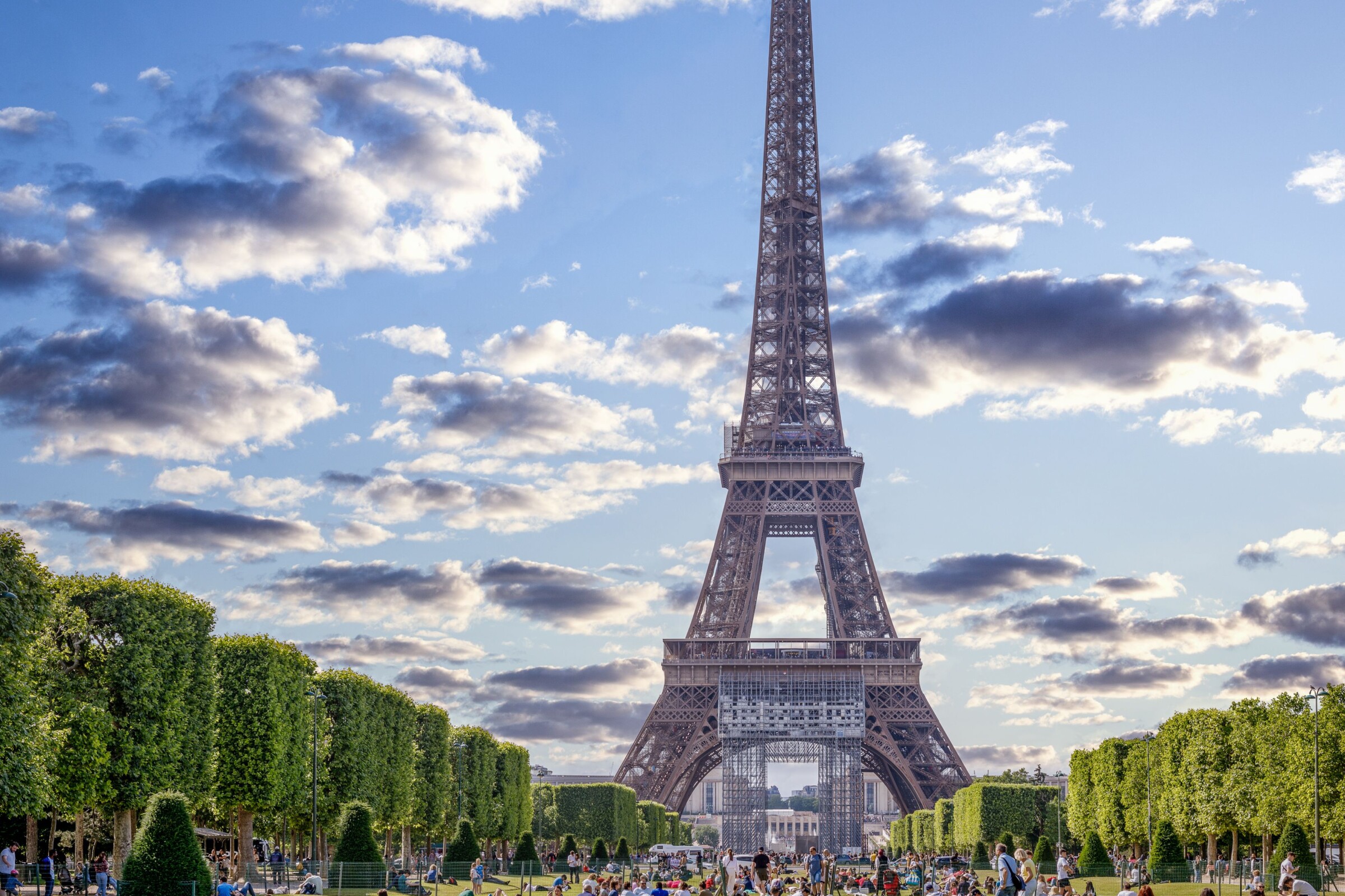 Paris arrival services by oui stars with the Eiffel Tower ahead