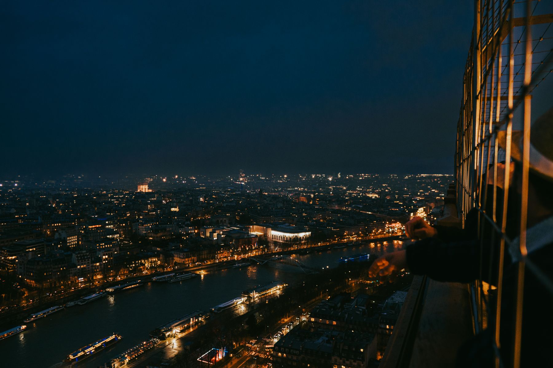 Tour Eiffel reflétée dans la Seine au coucher du soleil pendant une soirée à Paris
