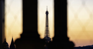 باريس في يوم واحد: برنامج مثالي لمدة 24 ساعة للزيارة الأولى (دليل 2026) Eiffel Tower in golden light during a Paris in one day itinerary in 2025