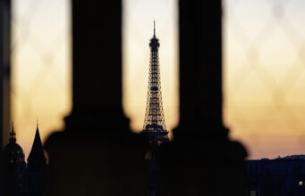 باريس في يوم واحد: برنامج مثالي لمدة 24 ساعة للزيارة الأولى (دليل 2026) Eiffel Tower in golden light during a Paris in one day itinerary in 2025