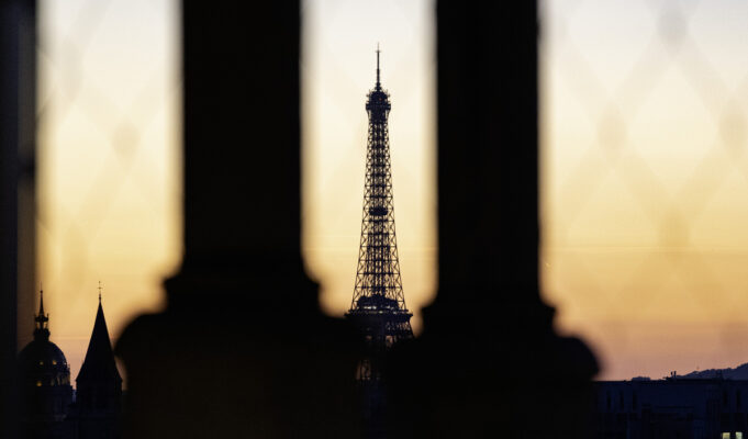 Paris en une journée : l’itinéraire parfait de 24 heures pour une première visite (Guide 2026) Eiffel Tower in golden light during a Paris in one day itinerary in 2025
