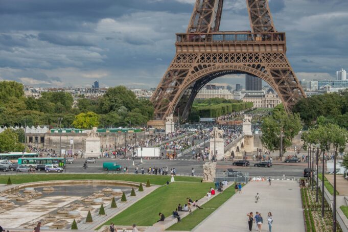 OUISTARS hero — The Eiffel Tower rising above dense visitor crowds in Paris in 2025 The Eiffel Tower rising above dense visitor crowds in Paris in 2025