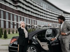 Paris 2026–2027 for Travel Agents: Airport Transfers, Private Chauffeurs, Tours & VIP Services Professional chauffeur opening a premium black car for a travel-agency client in Paris