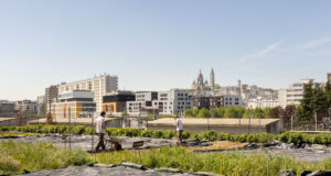 باريس في يومين: البرنامج المثالي للزيارة الأولى (دليل 2026) Rooftop garden overlooking the Paris skyline and Montmartre in 2026