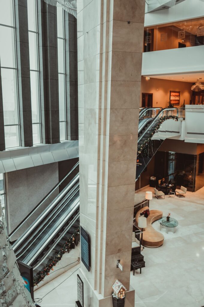 A refined hotel arrival space: location and service should work together. A refined hotel arrival space: location and service should work together.