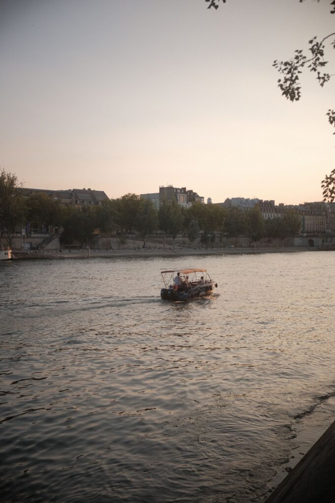A boat on the Seine at sunset: a romantic setting should be planned, not improvised. A boat on the Seine at sunset: a romantic setting should be planned, not improvised.
